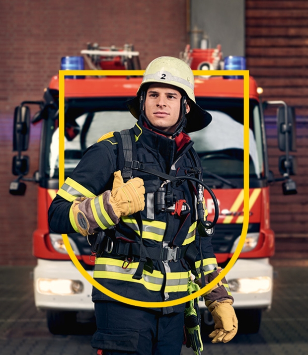 Feuerwehrmann vor Feuerwehrauto
